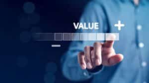 Wizualizacja wskaźnika value i mężczyzna wybierający na nim coraz większą wartość