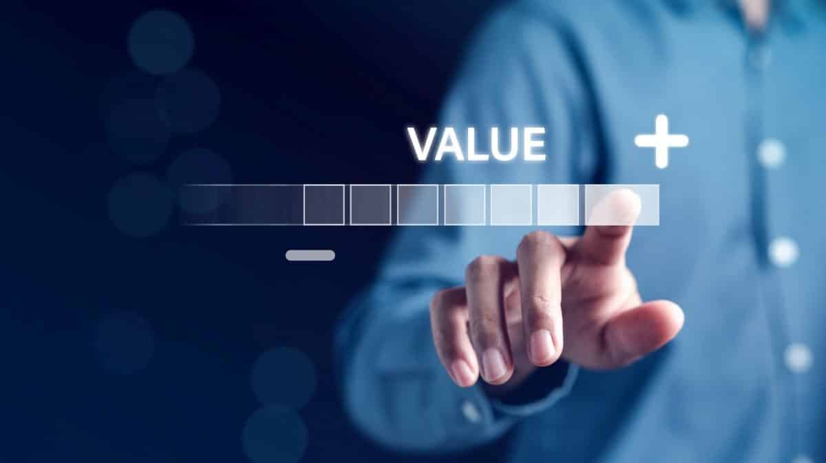 Wizualizacja wskaźnika value i mężczyzna wybierający na nim coraz większą wartość