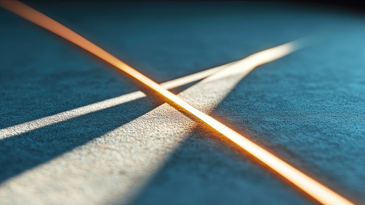 Promień żółtego światła na tle promieni słońca